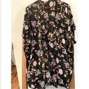 NWOT Maurices black floral kimono